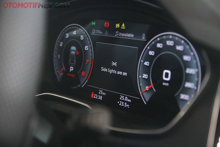 MID The New Audi Q5 dengan layar digital 12,3 inci yang memiliki tiga grafis pilihan. 