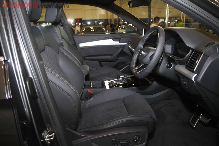 Area kabin The New Audi Q5 didominasi warna hitam. Menambah kesan sporty dan elegan