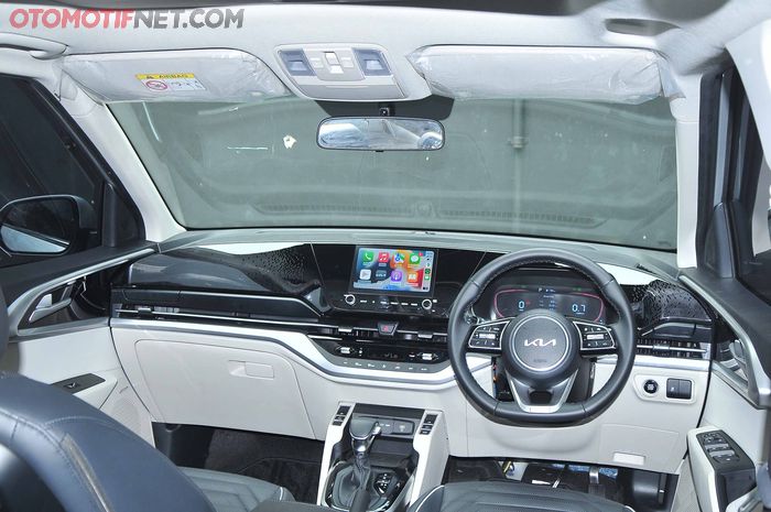 Interior Kia Carens 2022 mewah dengan penyematan fitur canggih dan kabin yang lapang.
