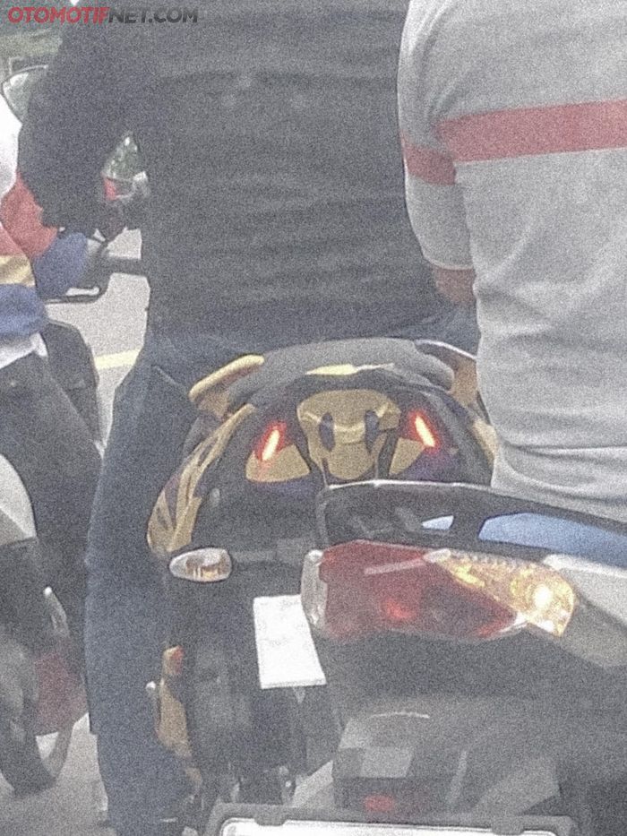 Kamuflase yang dipasang unik, penuh gambar smile. Nah sekilas tampak bentuk lampunya tajam seperti Suzuki Avenis