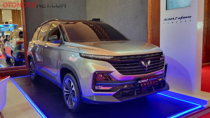 Wuling Almaz Hybrid tampil sebagai mobil baru konsep di IEMS 2022.