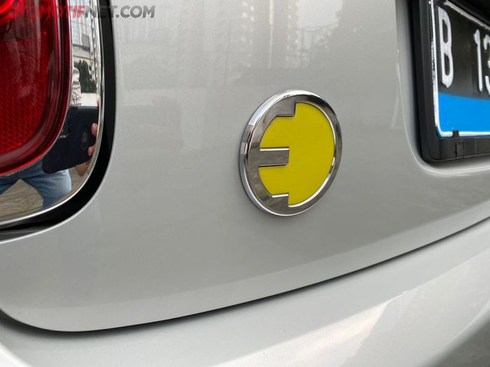 Pada bumber terdapat emblem khas mobil listrik MINI