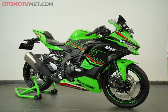 Kawasaki Ninja ZX-25R 2023 dan Kawasaki Ninja ZX-25RR resmi diluncurkan dengan kelengkapan untuk track day dan untuk balap. 