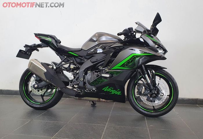 Kawasaki Ninja ZX-25R ABS SE 2023 warna Metallic Matte Graphenesteel Gray/Ebony 