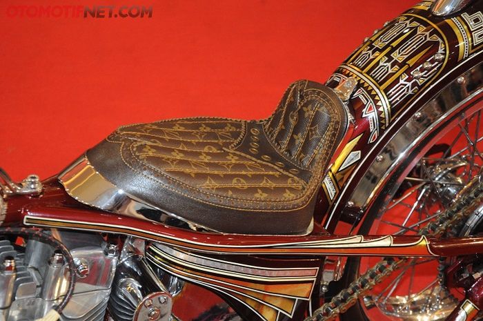 Konsep glamor salah satunya ditampilkan dengan kulit jok berbahan tas Louis Vuitton