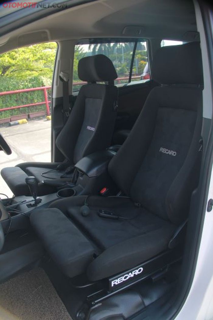 Jok Recaro Ergomed MV Electric dan Lumbar Support dengan motif Artista Black. Keren! 