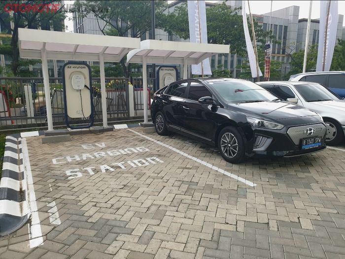 Tersedia fasilitas dua unit EV charging station di area parkir depan