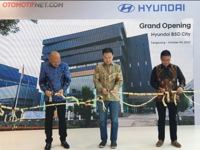 Proses pengguntingan pita sebagai bentuk simbolis dibukanya dealer Hyundai BSD City