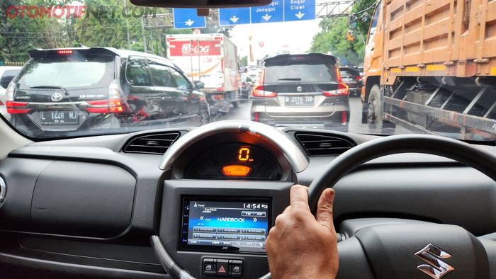 Suzuki Spresso AGS saat dijajal konsumsi BBM-nya oleh tester OTOMOTIF membelah kemacetan Ibu Kota Jakarta