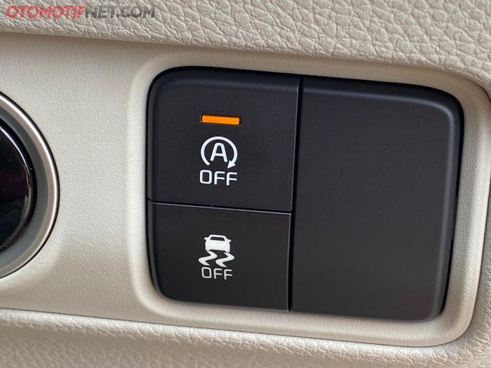 Tombol Idling Start Stop (ISS)  ada di sebelah kanan setir