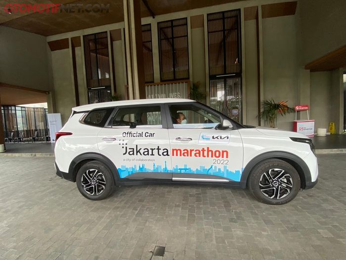 Kia Carens memanjakan para peserta lari international menikmati kota Jakarta