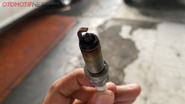 Busi dengan kerak seperti ini mengindikasikan oli mulai masuk ke ruang bakar