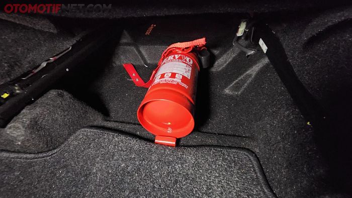 S-Presso sudah dibekali dengan Alat Pemadam Api Ringan (APAR) di bawah jok penumpang depan