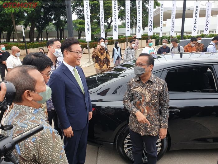 Menteri Sekretaris Negara Republik Indonesia (Mensesneg RI), Pratikno (kanan memakai masker) sesaat setelah mencoba Genesis Electrified G80 Special Edition Long-Wheelbase