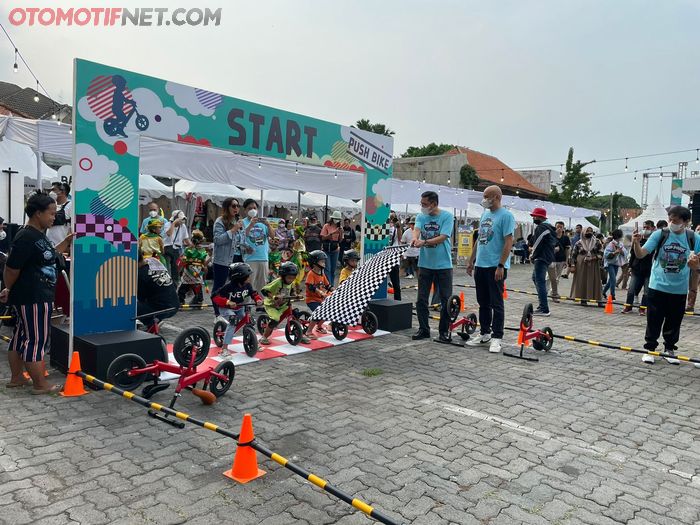 Keseruan perlombaan push bike di acara Pop Park BR-V Semarang 