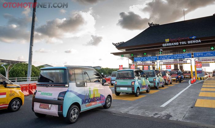 Rombongan Air ev secara bertahap bergerak menuju Pool Wuling di Kawasan Jimbaran dengan pengawalan dari pihak kepolisian. Perjalanan yang ditempuh melalui Gerbang Tol Benoa memasuki jalan Tol Bali Mandara.