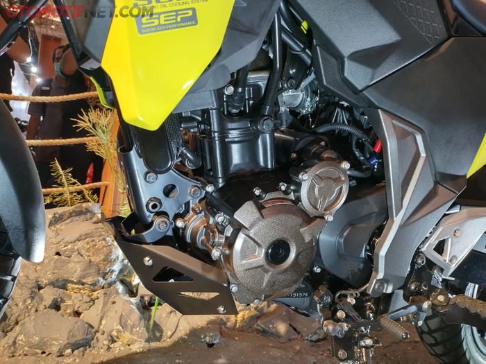 V-Strom SX 250 berbagi mesin yang sama dengan Gixxer SF 250