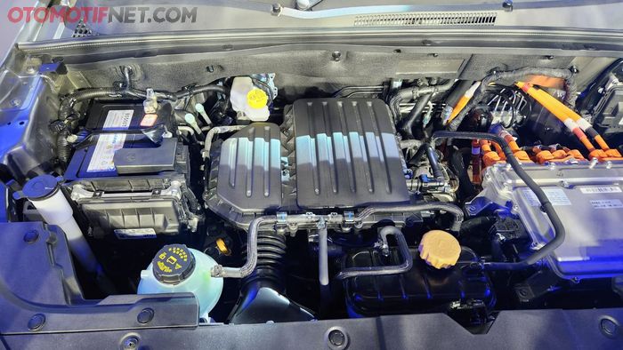 Almaz Hybrid dipersenjatai mesin bensin siklus Atkinson berkapaistas 2.000 cc dan sebuah motor listrik berdaya 174 hp dan torsi 320 Nm