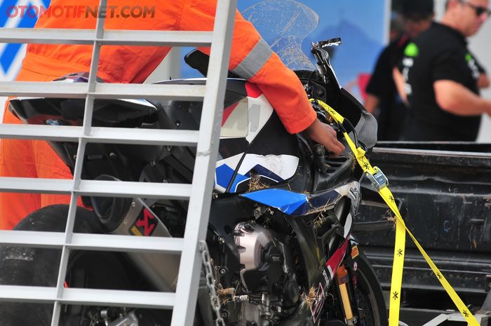 Motor Pembalap tim BMW Motorrad keturunan Indonesia Michael van der Mark yang mengalami kecelakaan