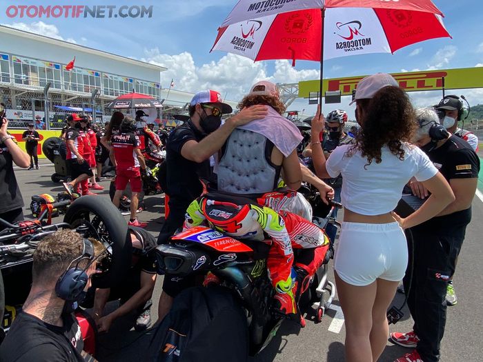 Axel Bassani pembalap Ducati team Motocorsa Racing. Saking panasnya sebelum balap wearpack dicopot dahulu