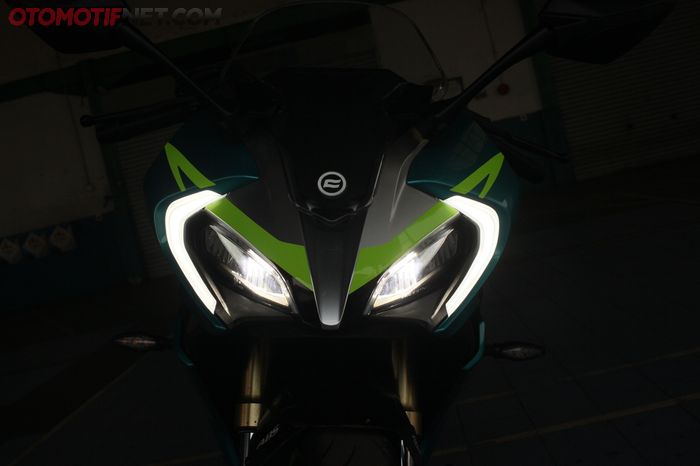 Headlamp sipit nan terang lengkap dengan DRL mendominasi muka CFMoto 250SR