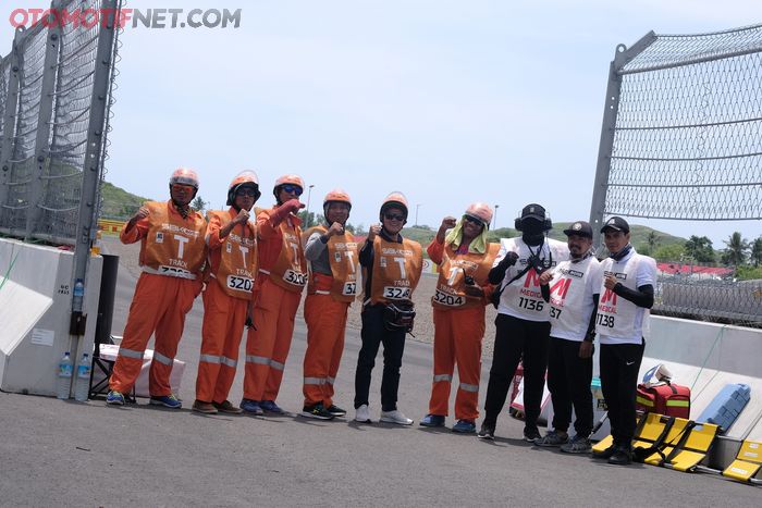 Marshal dan tim medis ungkap suka duka bertugas pada balapan di sirkuit Mandalika, Lombok.