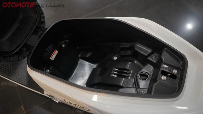 Bagasi berkapasitas 26 liter dapat memuat 1 buah baterai tambahan atau helm&nbsp;half face