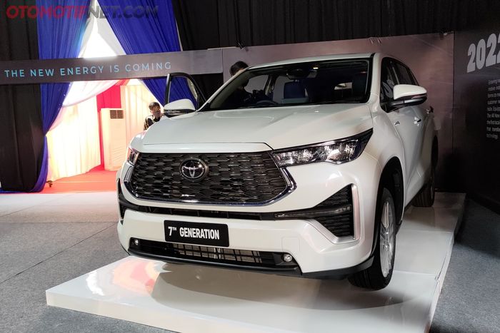 Lama jadi rahasia umum, Toyota Kijang Innova Hybrid dan Innova Zenix pertama di Indonesia akhirnya keluar dari pabrik.