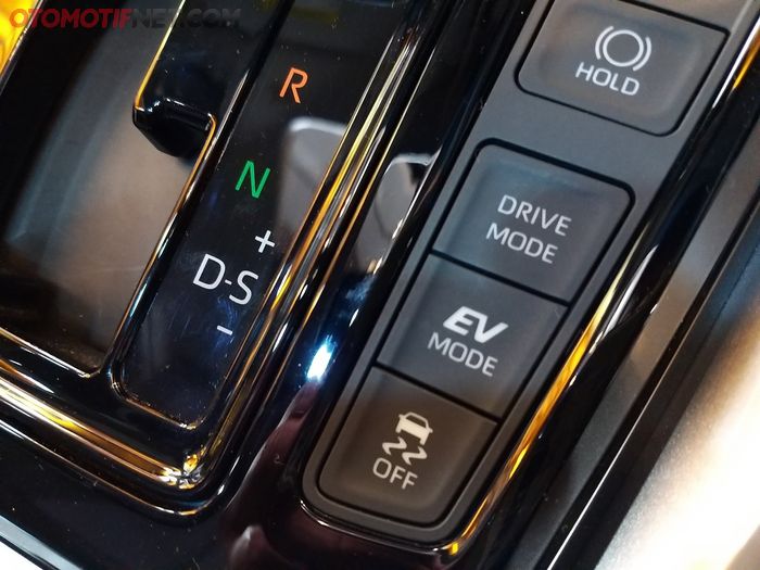 Pilihan mode berkendara atau drive mode pada Toyota Kijang Innova Zenix