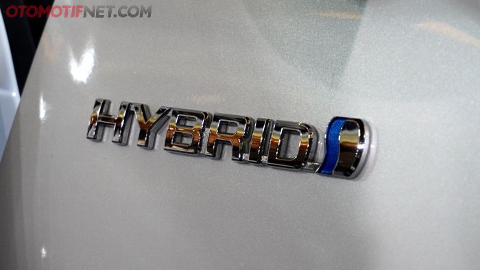 Emblem Hybrid Toyota Kijang Innova Zenix