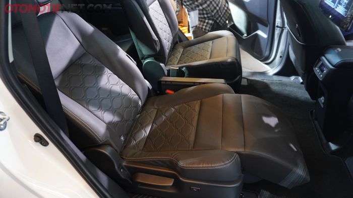 Jok Baris Kedua Toyota Kijang Innova Zenix Q HV Model Captain Seat dengan Ottoman Seat