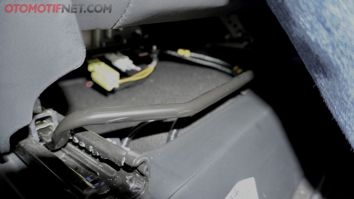 Komponen Baterai Toyota Kijang Innova Hybrid Jenis Ni-MH Ditempatkan di Kolong Jok Depan