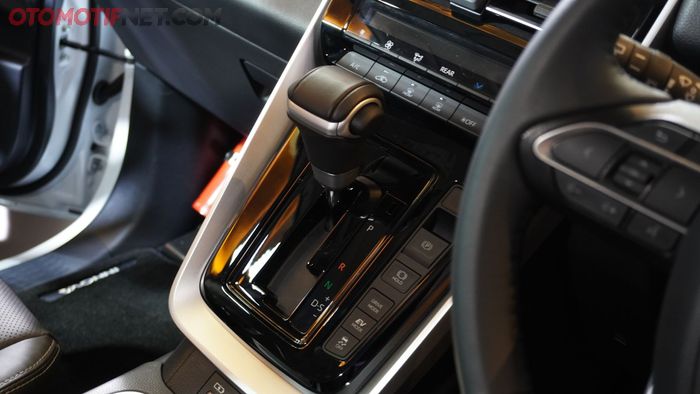 Tuas transmisi matik CVT pada Toyota Kijang Innova Zenix