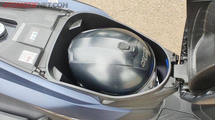 Bagasinya muat helm, khas Honda Vario 125