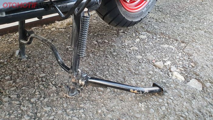 Ada fitur EZ di standar tengah TVS Ntorq 125 Race XP, bikin enteng saat mengoperasikan