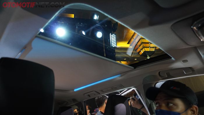 Posisi Plafon Terbuka yang Memperlihatkan Panoramic Sunroof Toyota Kijang Innova Zenix