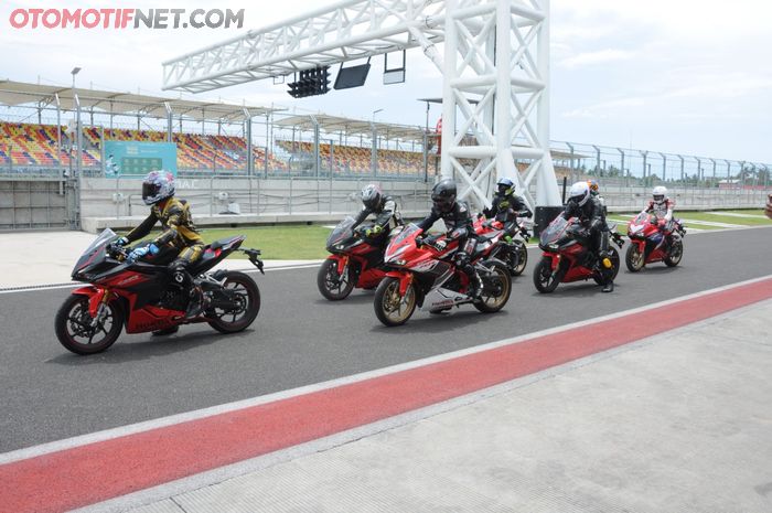 Total sekitar 80 anggota komunitas pengguna motor Honda  dari 9 provinsi mengikuti CBR Track Day