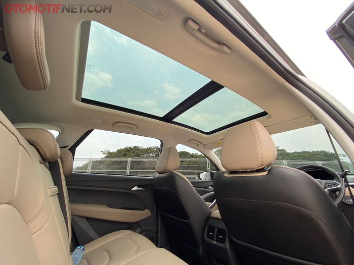 Interior Wuling Almaz Hybrid, sudah dilengkapi panoramic sunroof