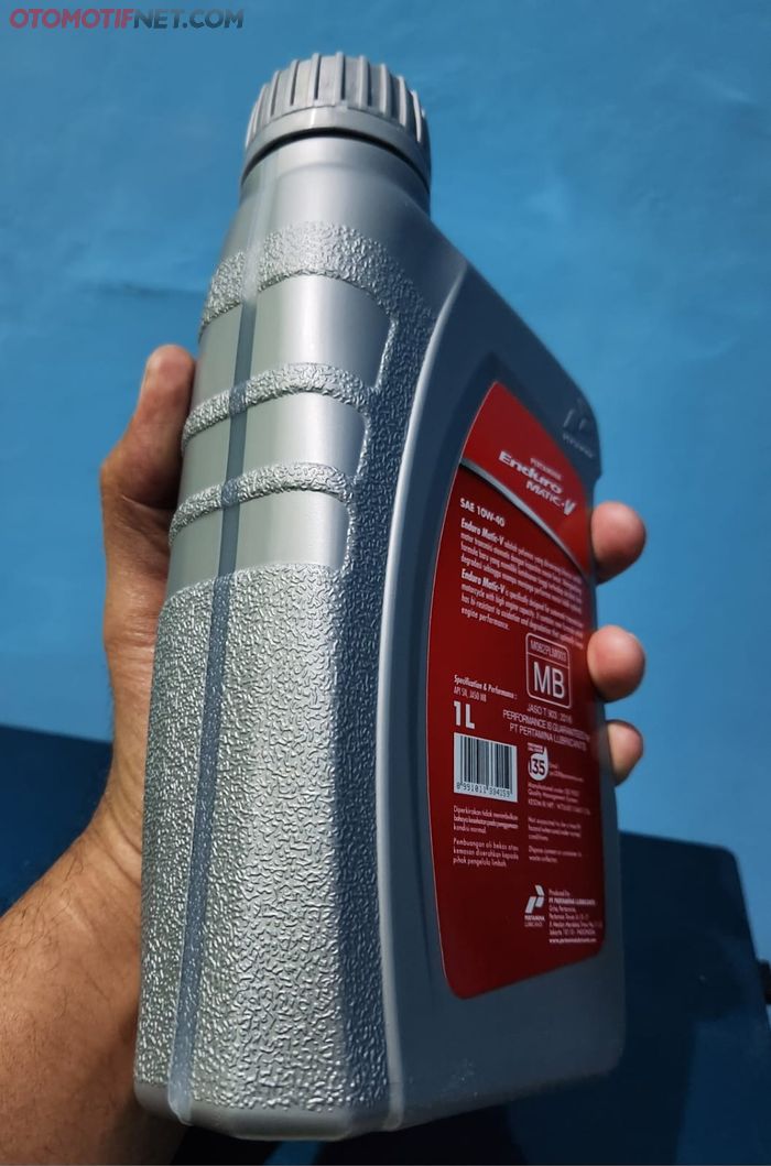 terdapat peredaan warna kemasan antara sisi luar dan bagian dalamnya