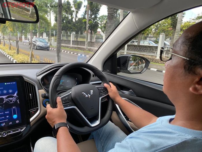 Tester OTOMOTIF saat melakukan test drive Wuling Almaz Hybrid