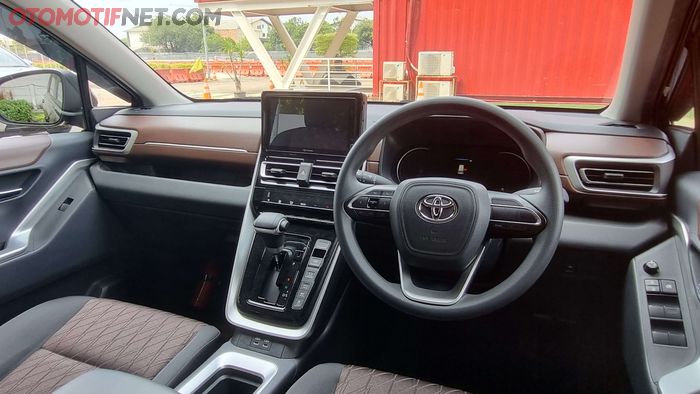 Interior Toyota Innova Zenix G Hybrid.