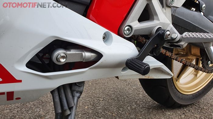 CBR250RR SP QS tentunya dilengkapi Quick Shifter, pindah gigi jadi tak perlu ngopling dan akselerasi makin cepat
