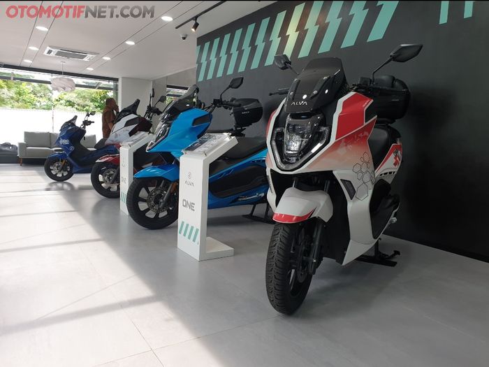 Motor listrik Alva One di area display unit Alva Experience Center