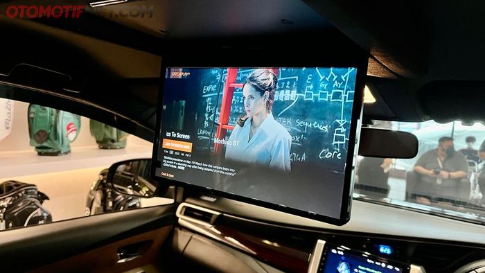 Penumpang belakang Toyota Innova Reborn Altera dimanjakan dengan perangkat in-car entertainment seperti roof monitor berbasis Android sebesar 11,6 inci