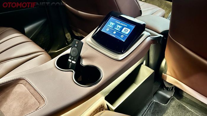 Semua perangkat in-car entertainment Toyota Innova Reborn Altera dikendalikan melalui rear center console di baris kedua