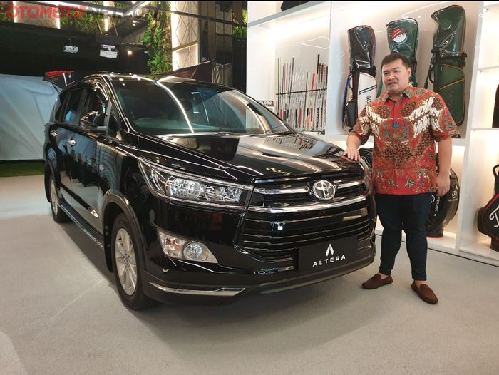 Andrew Laksana, Presiden Direktur Lombardi Auto Indonesia bersama Toyota Innova Reborn Altera