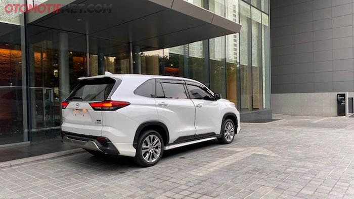 Bagasi Toyota Kijang Innova Zenix Q TSS Hybrid bisa dibuka dengan perintah suara