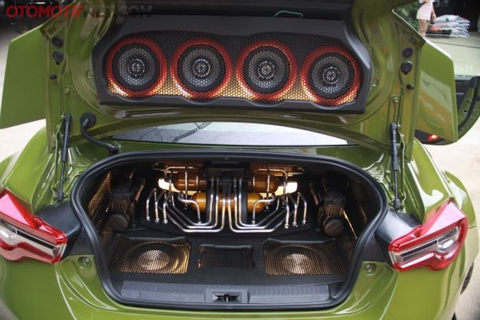 Bagasi dipenuhi sederet peranti audio