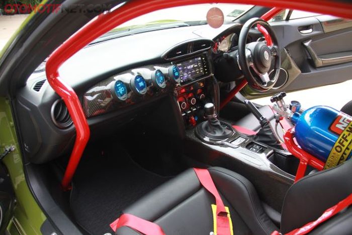 Interior turut dimodifikasi dengan tema racing