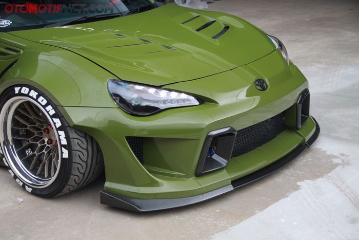 Kap mesin dan splitter berbahan karbon menghiasi eksterior